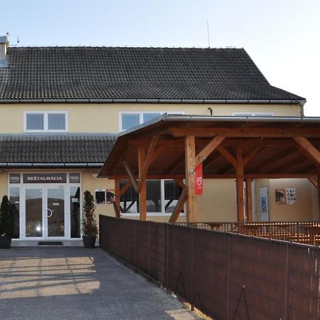 Sport Hotel Ostrov Trenčín Extérieur photo