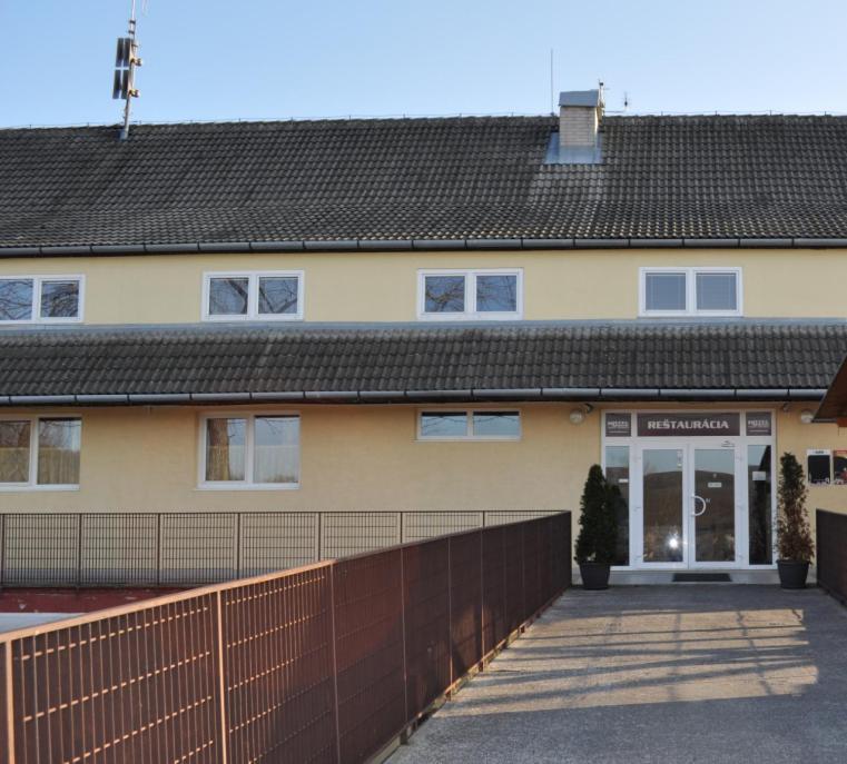 Sport Hotel Ostrov Trenčín Extérieur photo